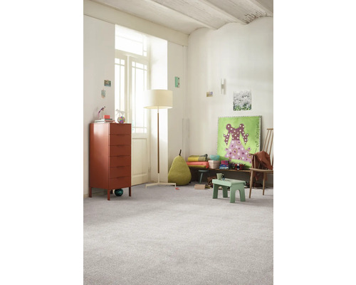 Helles Kinderzimmer mit Kommode, Stehlampe und Teppichboden