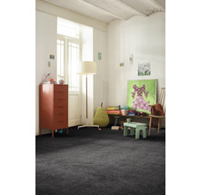 Kinderzimmer mit dunklem Teppichboden, Kommode und Spielsachen