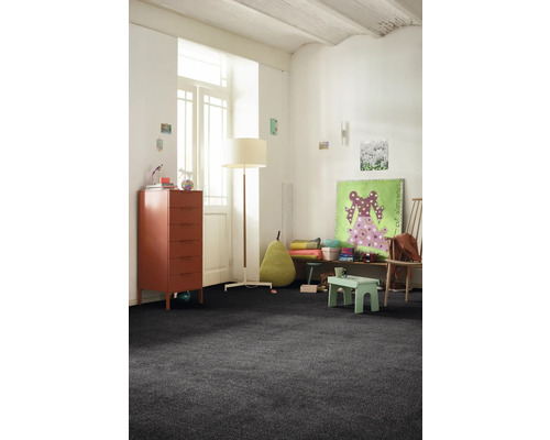 Kinderzimmer mit dunklem Teppichboden, Kommode und Spielsachen