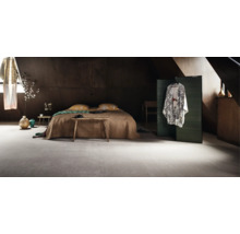 Chambre à coucher avec lit et moquette.