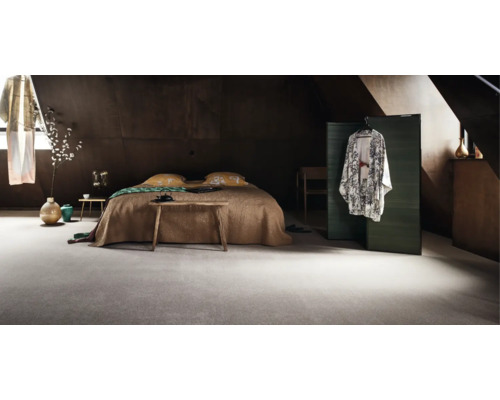 Chambre à coucher avec lit et moquette.