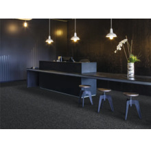 Scène avec moquette foncée, comptoir, tabourets et éclairage pour une ambiance de bureau moderne.