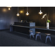 Bureau avec bureau, tabourets de bar, plafonniers et moquette