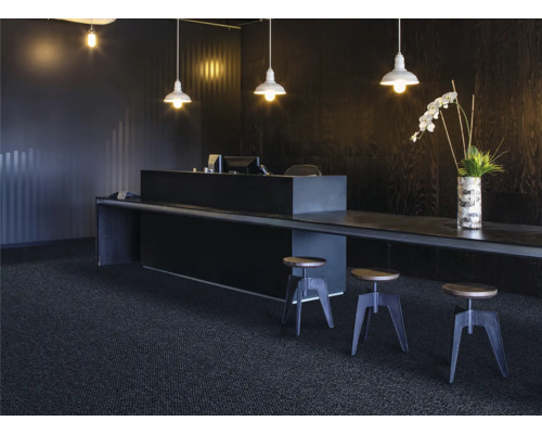 Bureau avec bureau, tabourets de bar, plafonniers et moquette