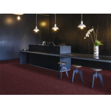 Espace de réception avec comptoir foncé, lampadaires et moquette