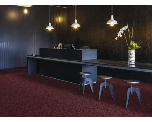 Espace de réception avec comptoir foncé, lampadaires et moquette