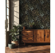 Salon avec plancher en bois, papier peint à motifs, commode en bois et plantes d'intérieur