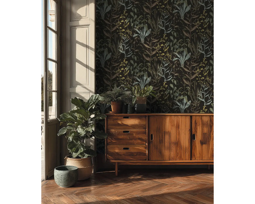 Salon avec plancher en bois, papier peint à motifs, commode en bois et plantes d'intérieur