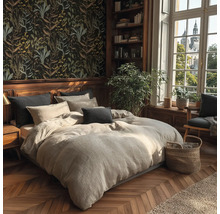 Chambre avec lit double, table de chevet, bibliothèque et papier peint à motifs floraux