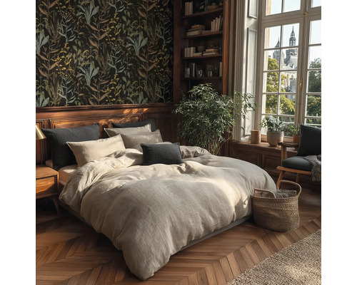 Chambre avec lit double, table de chevet, bibliothèque et papier peint à motifs floraux