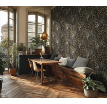 Salle à manger avec table en bois, banquette avec coussins et papier peint floral