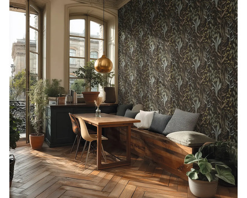 Salle à manger avec table en bois, banquette avec coussins et papier peint floral