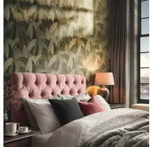 Schlafzimmer mit Bett, Nachttisch und Blattmuster-Tapete