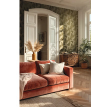 Wohnzimmer mit rotem Sofa, Holzboden und gemusterter Tapete