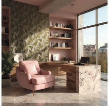 Helles Arbeitszimmer mit Schreibtisch, Regalen, Sessel und Tapete mit Blattmuster