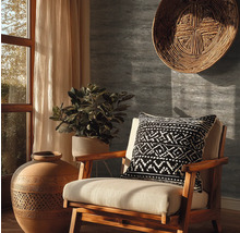 Salon décoratif avec chaise en bois, coussin, plante et grande cruche