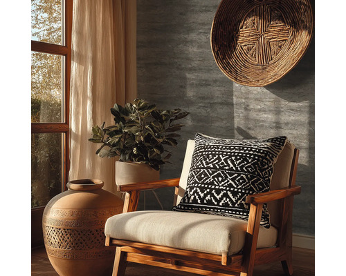 Salon décoratif avec chaise en bois, coussin, plante et grande cruche