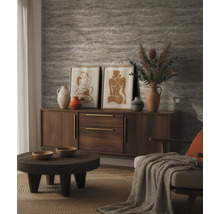 Salon avec commode, table basse, décoration et deux images encadrées au mur