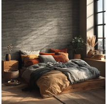 Chambre à coucher avec lit sur podium en bois, coussins et décoration