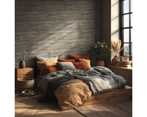 Chambre à coucher avec lit sur podium en bois, coussins et décoration