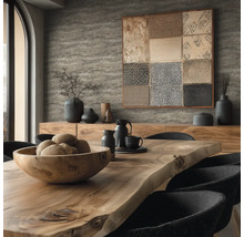 Salle à manger avec table en bois, bol, vaisselle, décoration et tableau mural pour une ambiance chaleureuse