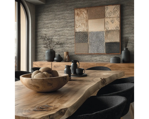 Salle à manger avec table en bois, bol, vaisselle, décoration et tableau mural pour une ambiance chaleureuse