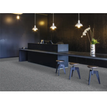 Espace de réception avec moquette, comptoir, tabourets de bar et éclairage