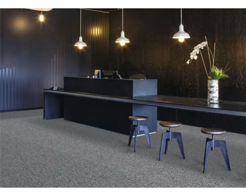 Espace de réception avec moquette, comptoir, tabourets de bar et éclairage