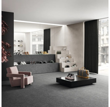 Espace de vente spacieux avec chaussures, fauteuils et escalier décoratif