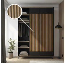 Armoire à portes coulissantes avec façade à lamelles en bois, compartiments intérieurs et tringle à vêtements dans la chambre