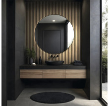 Salle de bains moderne avec miroir rond, meuble sous-lavabo et tapis foncé