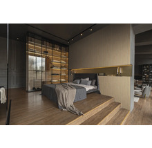 Chambre avec lit sur une estrade en bois, dressing et panneaux muraux