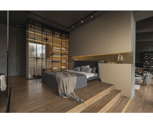 Chambre avec lit sur une estrade en bois, dressing et panneaux muraux