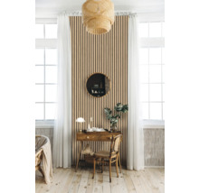 Pièce lumineuse avec mur en lambris, bureau et décorations