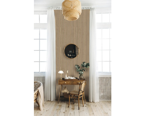 Pièce lumineuse avec mur en lambris, bureau et décorations