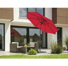 Szene im Garten mit rotem Sonnenschirm und Loungemöbeln