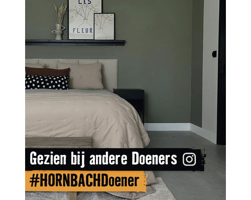 Schlafzimmer mit Bett, Nachttisch und Wanddekoration