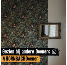 Wand mit floraler Tapete und Spiegel