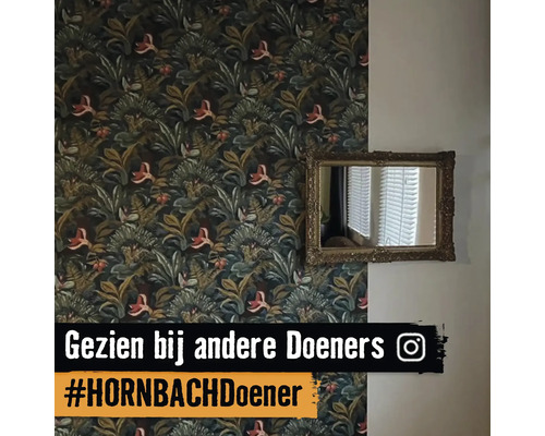 Wand mit floraler Tapete und Spiegel