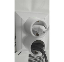 Zwei Steckeradapter mit eingesteckten Stromkabeln in einer Steckdose