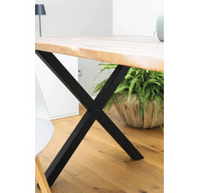 Detailansicht eines Holztisches mit schwarzem Metallgestell im Wohnzimmer