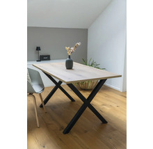 Esstisch mit Tischplatte aus Holz und schwarzem Metallgestell im modernen Wohnraum