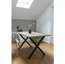 Esstisch mit Holzplatte und X-förmigem Metallgestell in einem hellen Raum