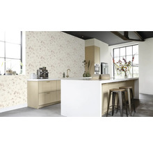 Pièce lumineuse avec papier peint à motifs floraux, kitchenette et tabourets de bar