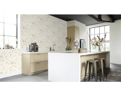 Pièce lumineuse avec papier peint à motifs floraux, kitchenette et tabourets de bar
