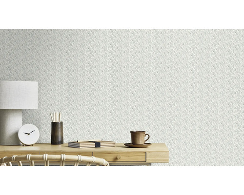 Gros plan d'un plan de travail avec un papier peint à motifs floraux en arrière-plan.
