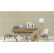 Aménagement d'un salon avec papier peint textile, commode, fauteuils et lampadaire