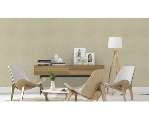 Aménagement d'un salon avec papier peint textile, commode, fauteuils et lampadaire