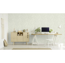 Une pièce avec un papier peint à motifs, un bureau, une chaise et un placard