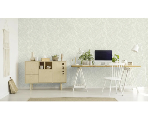 Une pièce avec un papier peint à motifs, un bureau, une chaise et un placard